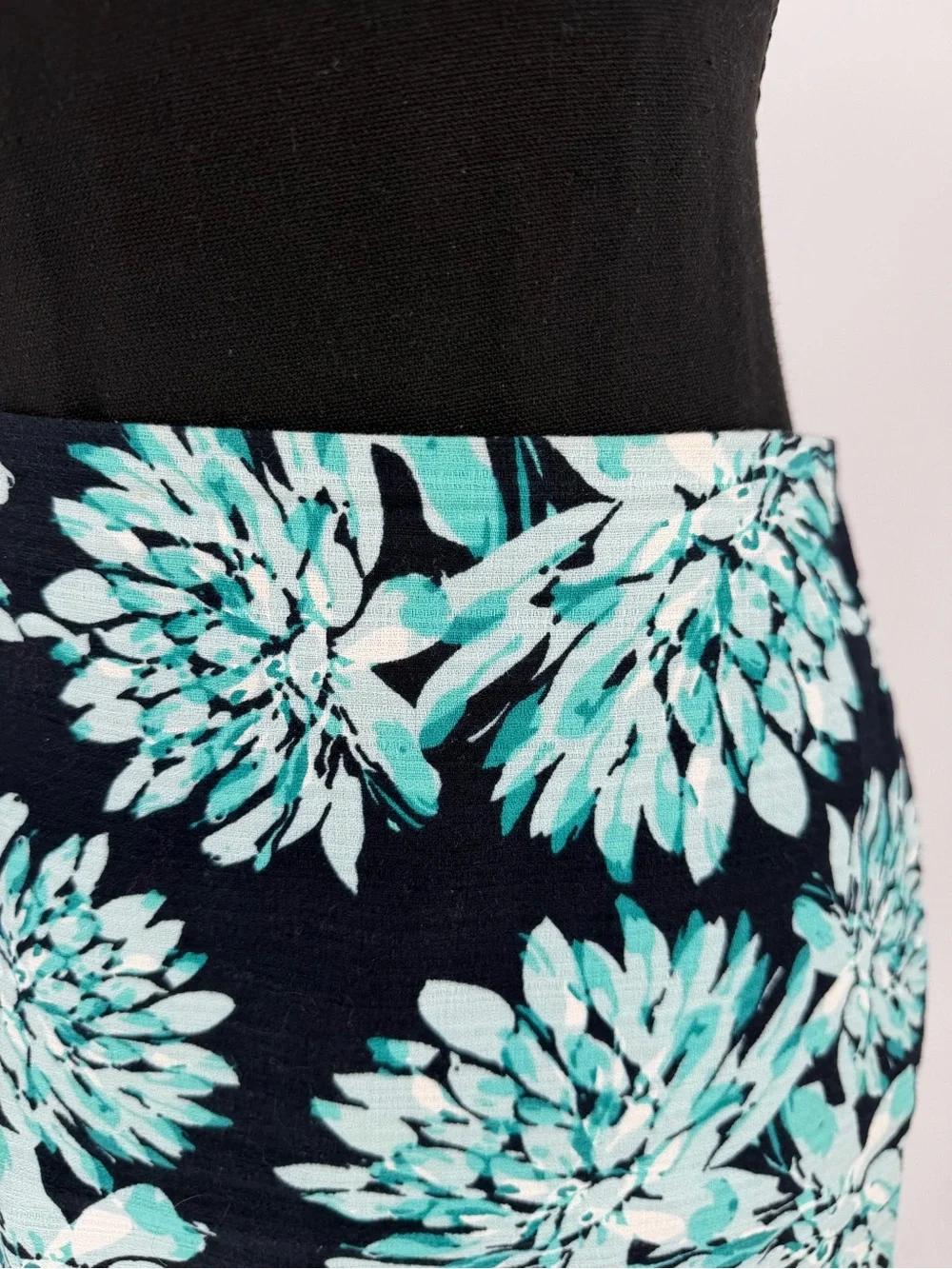 Ann Taylor Black Teal Floral Cotton Pencil Skirt Size 2 Knee Length Lined Office